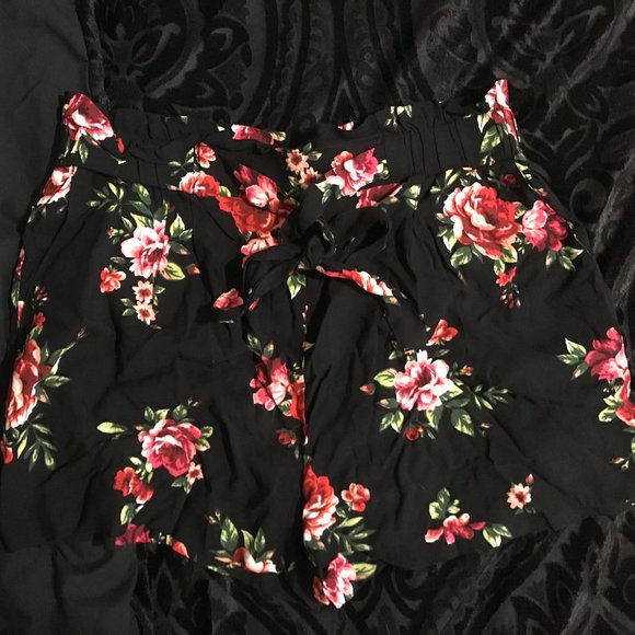 Black short with tie around the waist to tighten - Picture 2 of 3